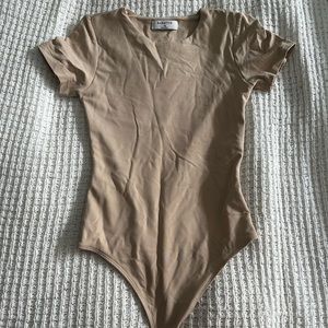 Aritzia XS Short Sleeve Body Suit in Nude